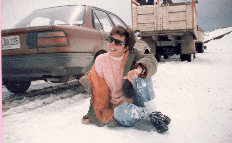 BEBE JUGANDO CON NIEVE EN LA CUMBRE